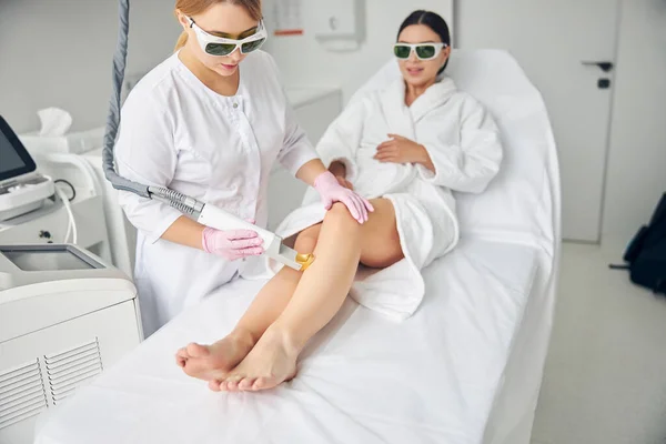 Lady liggend op een bank tijdens een cosmetische ingreep — Stockfoto