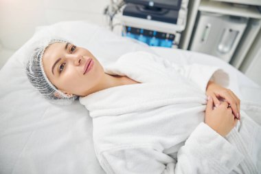 Kozmetik ameliyattan önce genç beyaz kadın