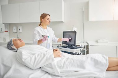 Sertifikalı dermatolog müvekkilini ameliyata hazırlıyor.