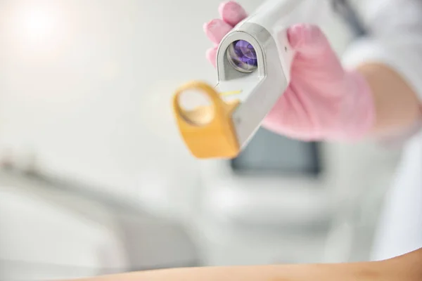 Professionele vrouwelijke dermatoloog het uitvoeren van een schoonheidsbehandeling — Stockfoto