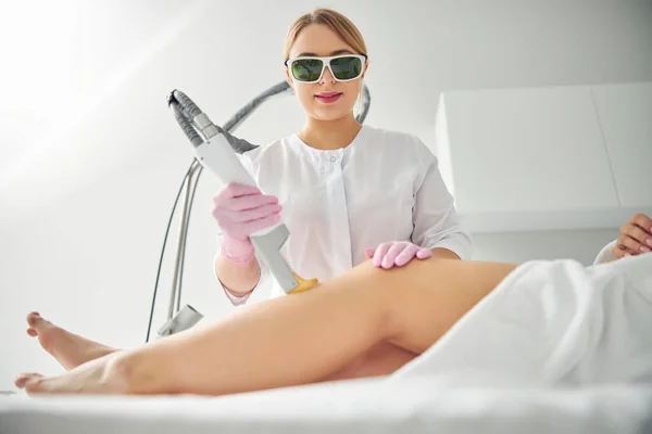 Médico focado que realiza um procedimento cosmético — Fotografia de Stock