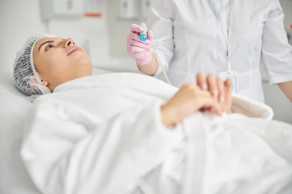 Young woman undergoing a facial hydrodermabrasion treatment — Stock Photo, Image