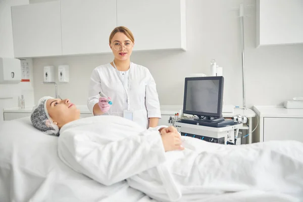 Patiente couchée sur le canapé dans un salon de beauté — Photo