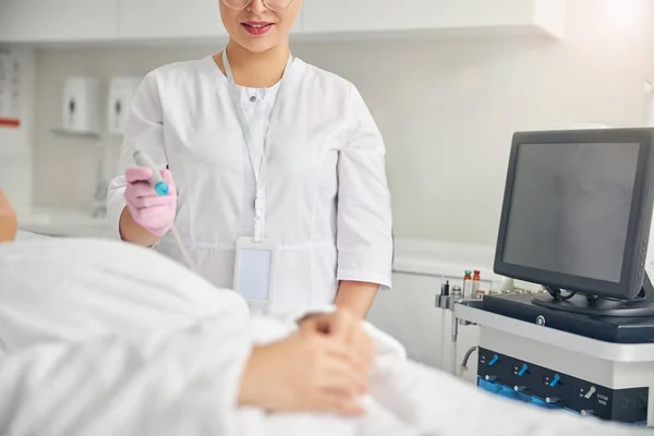 Косметолог тримає в руці пристрій гідродермабразії — стокове фото
