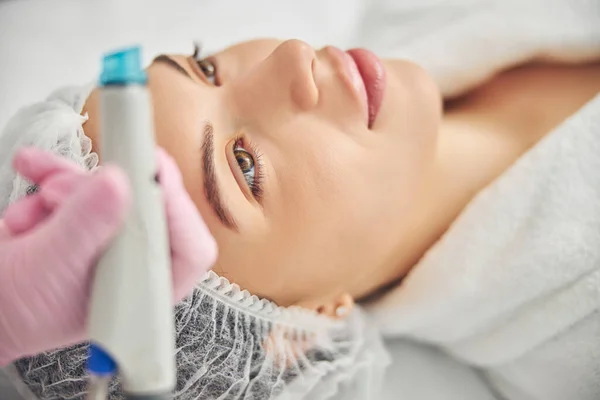 Blanke vrouw ontspannen tijdens de hydrodermabrasie procedure — Stockfoto