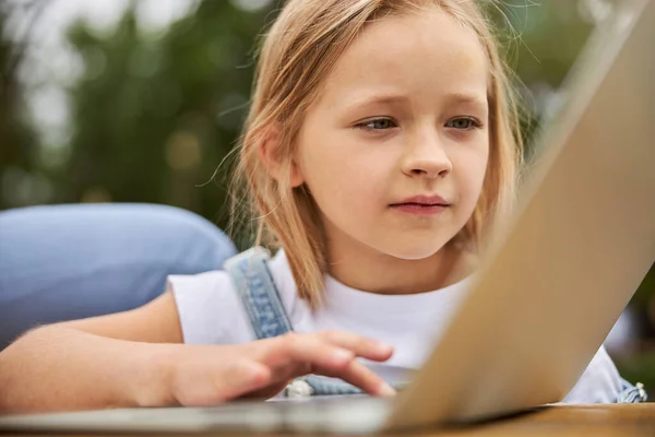 Pretty girl doing home work on the laptop — Stock Photo, Image