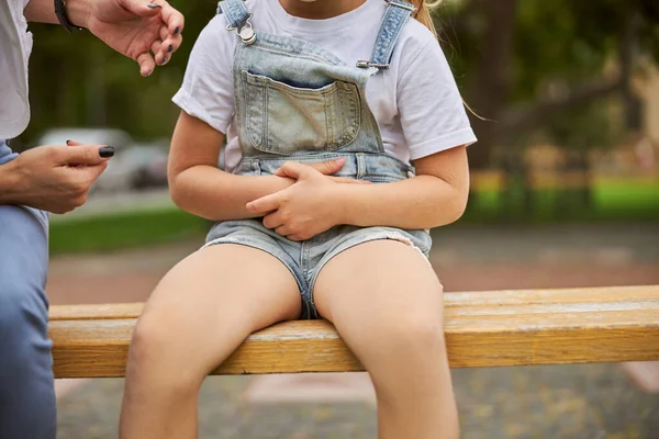 Femmina bambino a riposo all'aperto con la donna — Foto Stock