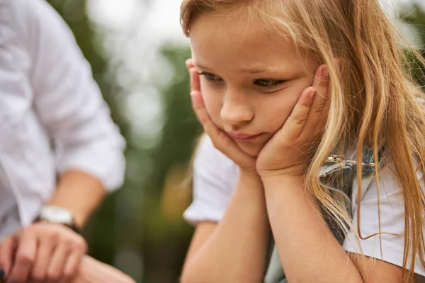 Ragazza triste si tiene per mano sotto il mento — Foto Stock