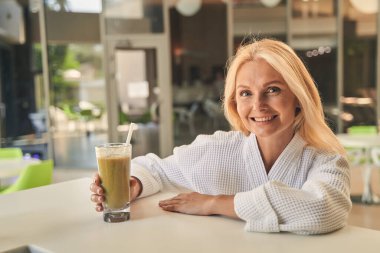 Neşeli bayan sabahları kaplıcada vakit geçiriyor.