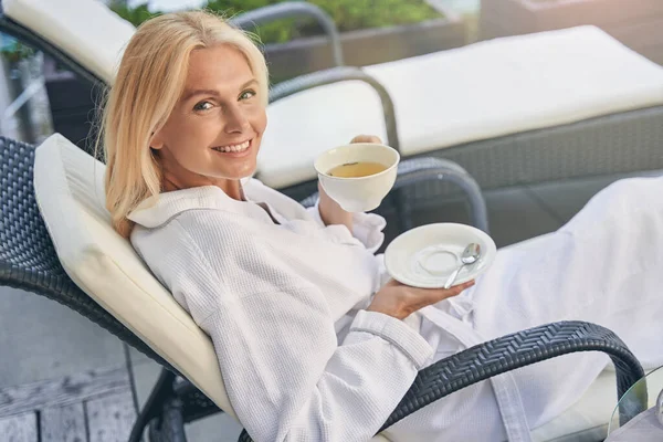 Frau genießt Tasse Tee im Kurzentrum — Stockfoto
