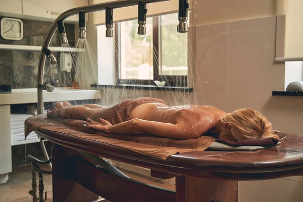 Mujer descansando en el procedimiento de spa por la mañana — Foto de Stock