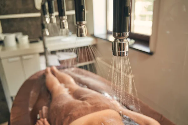 Sağlık ve kaplıcada banyo yapan bir kadın. — Stok fotoğraf