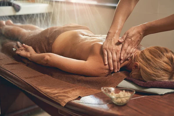 Massage therapeut vrouwelijke masseur doen schouder massage voor vrouwelijke klant in spa centrum — Stockfoto