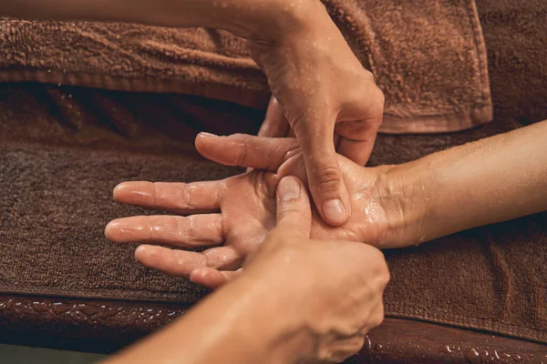 Жінка отримує масаж рук в оздоровчому центрі — стокове фото