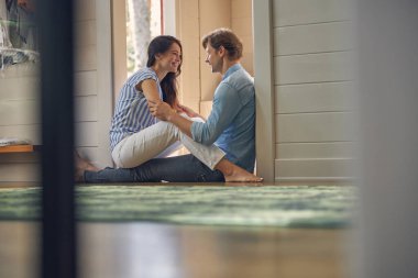 Gülümseyen gençler yan yana oturuyorlar.