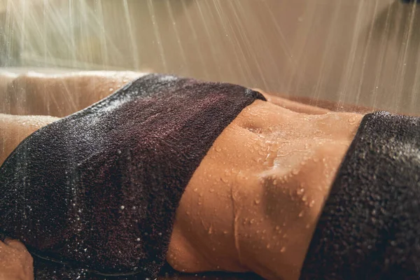 Feminino descansando no centro de spa com toalhas no corpo — Fotografia de Stock