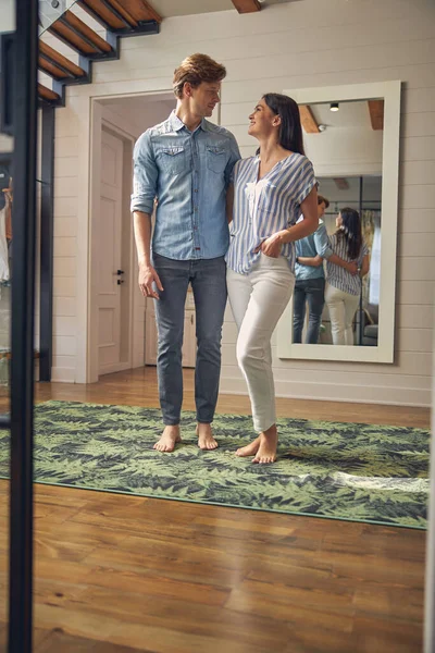 Precioso retrato familiar de dos personas felices vistiendo ropa casual en casa — Foto de Stock