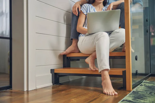 Wanita dengan pacarnya menghabiskan waktu di komputer saat berselancar di internet — Stok Foto