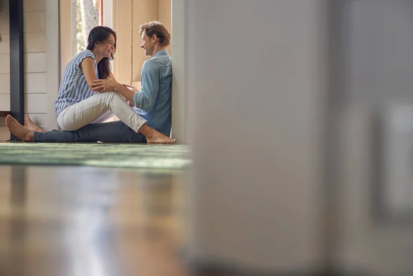 Riendo pareja descansando juntos en la casa — Foto de Stock