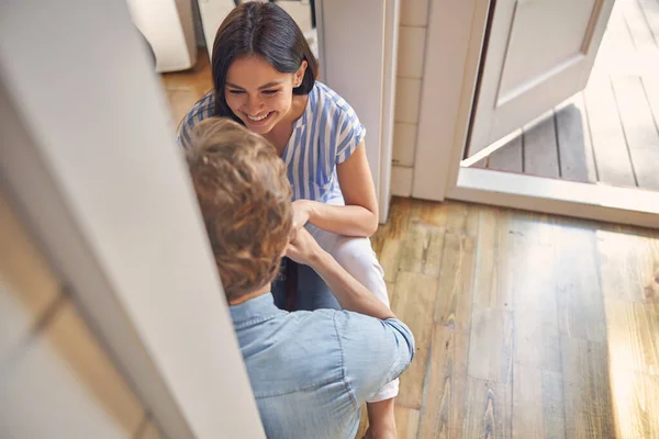 Riendo hembra es pasar tiempo con el novio — Foto de Stock