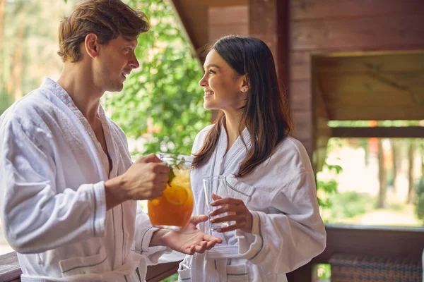 Hermosa pareja sonriente descansando al aire libre — Foto de Stock