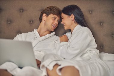 Dijital dizüstü bilgisayarlı mutlu çift