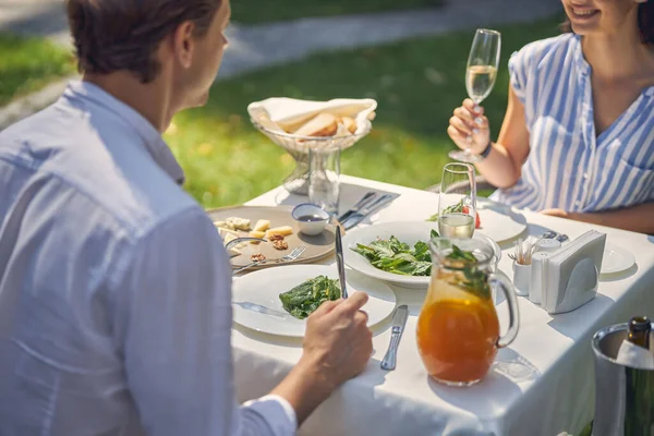 Szczęśliwa uśmiechnięta para relaksująca się w porze lunchu i rozmawiająca razem — Zdjęcie stockowe