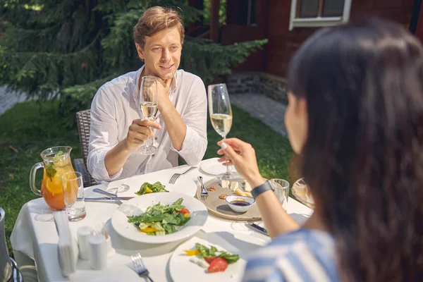 Sonriente hombre caucásico mirando a su hermosa hembra en la mesa de comedor — Foto de Stock