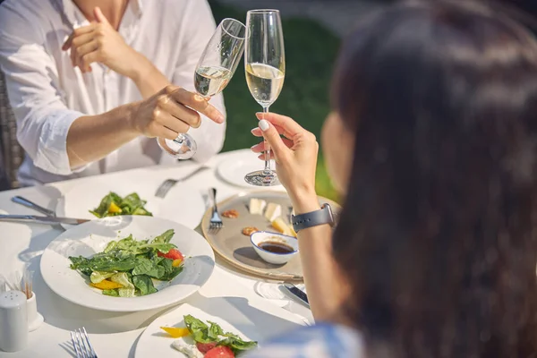 Homme et femme dégustant des repas et des boissons dans un restaurant — Photo