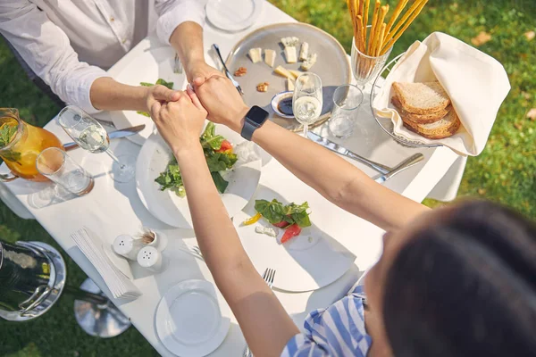 Man en vrouw die elkaars handen vasthouden — Stockfoto