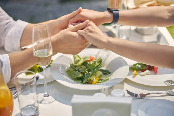 Paar handen areb samen aanraken met liefde — Stockfoto