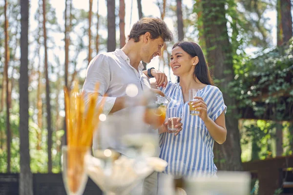 Uśmiechnięta szczęśliwa para stojąca w zielonym parku krajobrazowym bogatej restauracji — Zdjęcie stockowe