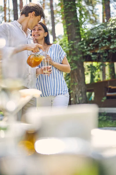 Riendo señora sintiéndose feliz mientras pasar tiempo con su novio — Foto de Stock