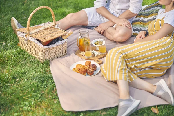 Coppia di famiglie sedute nel parco mentre si gode il caldo in estate — Foto Stock