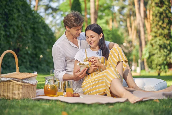 Bell'uomo che si prende cura della sua bella signora — Foto Stock