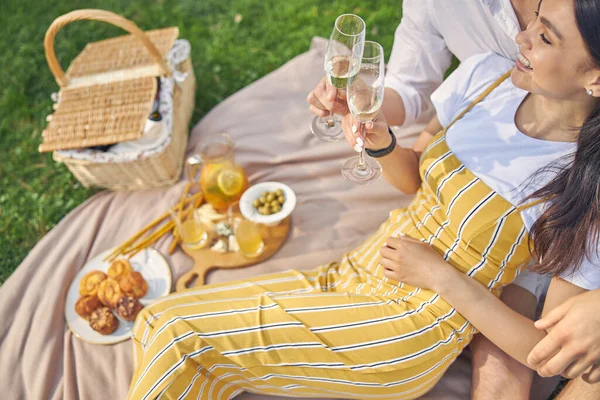 Señora con el hombre relajándose en el parque verde en la copa de vino frío — Foto de Stock