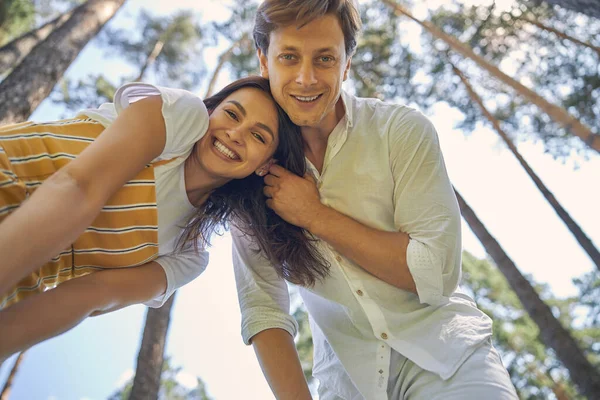 Feliz sorridente homem e mulher olhando para a câmera fotográfica — Fotografia de Stock