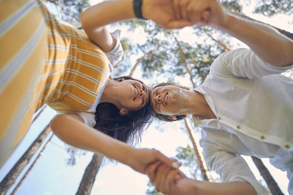 Sorrindo adorável homem e mulher em pé em frente uns dos outros — Fotografia de Stock