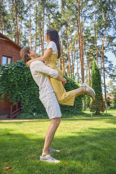 Kvinnan i gula overaller kramar sin pojkvän — Stockfoto