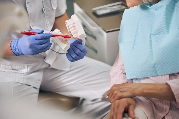 Orthodontist vertelt over hygiëne in het ziekenhuis — Stockfoto