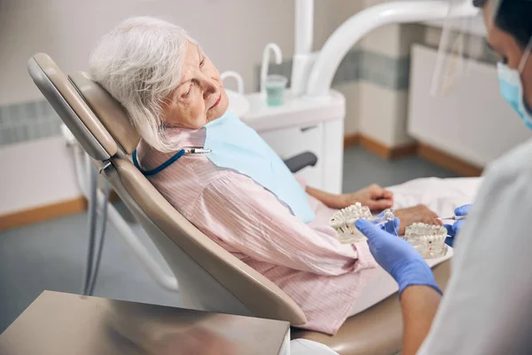 Volwassen vrouw wachten op manipulaties met haar tanden in tandheelkundige kliniek — Stockfoto