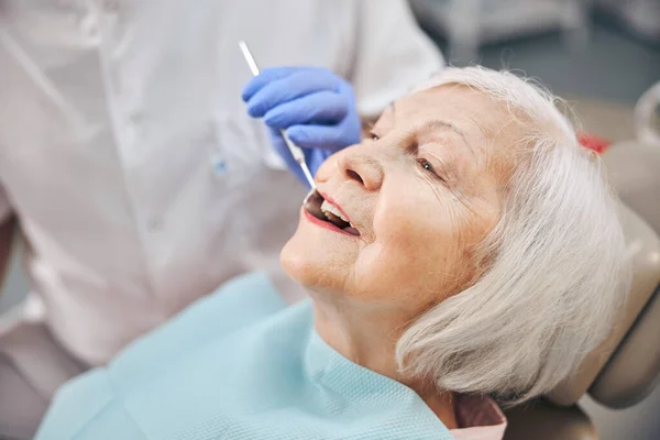 Senior mooie vrouw is op bezoek bij haar tandarts — Stockfoto