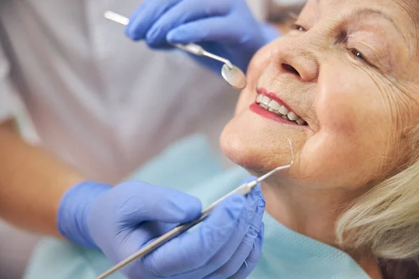 Starsza pacjentka w nowoczesnej klinice stomatologicznej — Zdjęcie stockowe