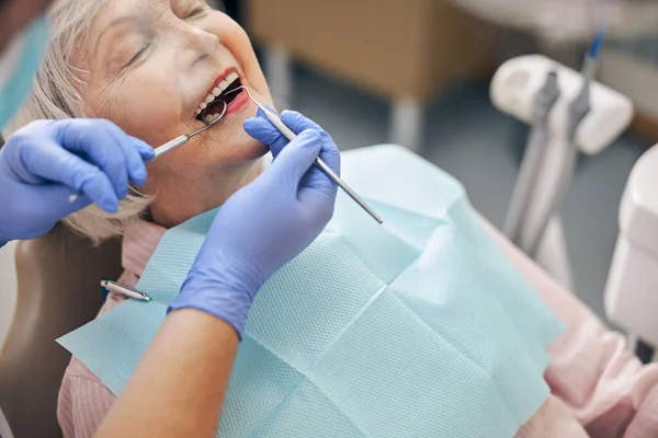 Vrouw bezoeken tandarts voor maken haar tanden — Stockfoto