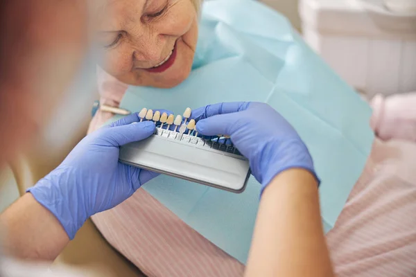 Glimlachende en tevreden patiënt in een tandartspraktijk — Stockfoto