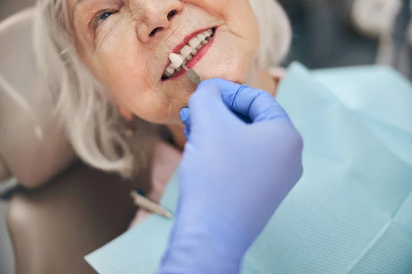 Portret van een vrouw in tandheelkundige kliniek kantoor — Stockfoto