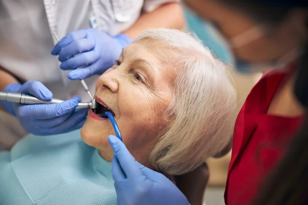 Arts met assistent en patiënt in de tandheelkundige kliniek — Stockfoto