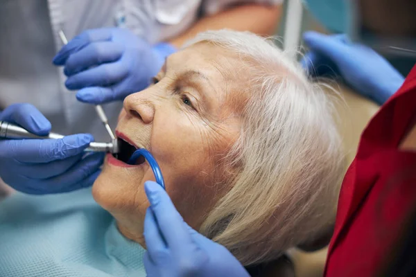 Medyczne manipulacje w stomatologii na pięknej pacjentce — Zdjęcie stockowe