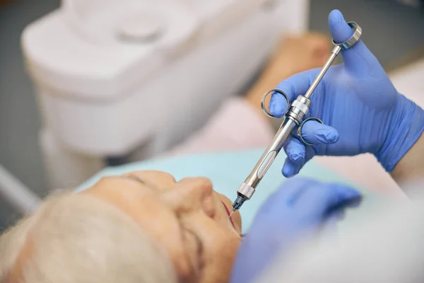 Tandarts injecteren van verdoving bij de patiënt — Stockfoto