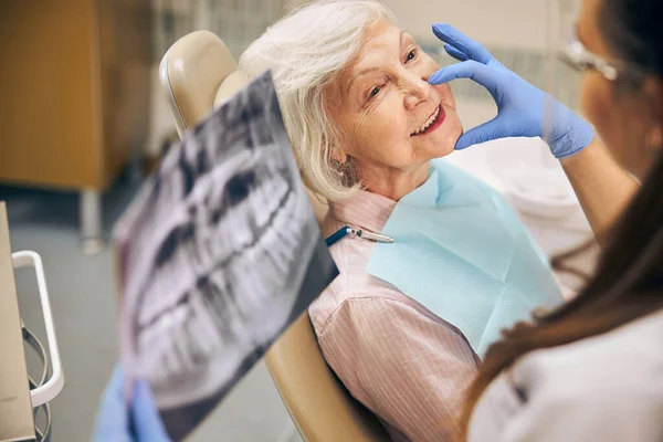 Gelukkige dame maakt regelmatig check-up in de moderne kliniek — Stockfoto